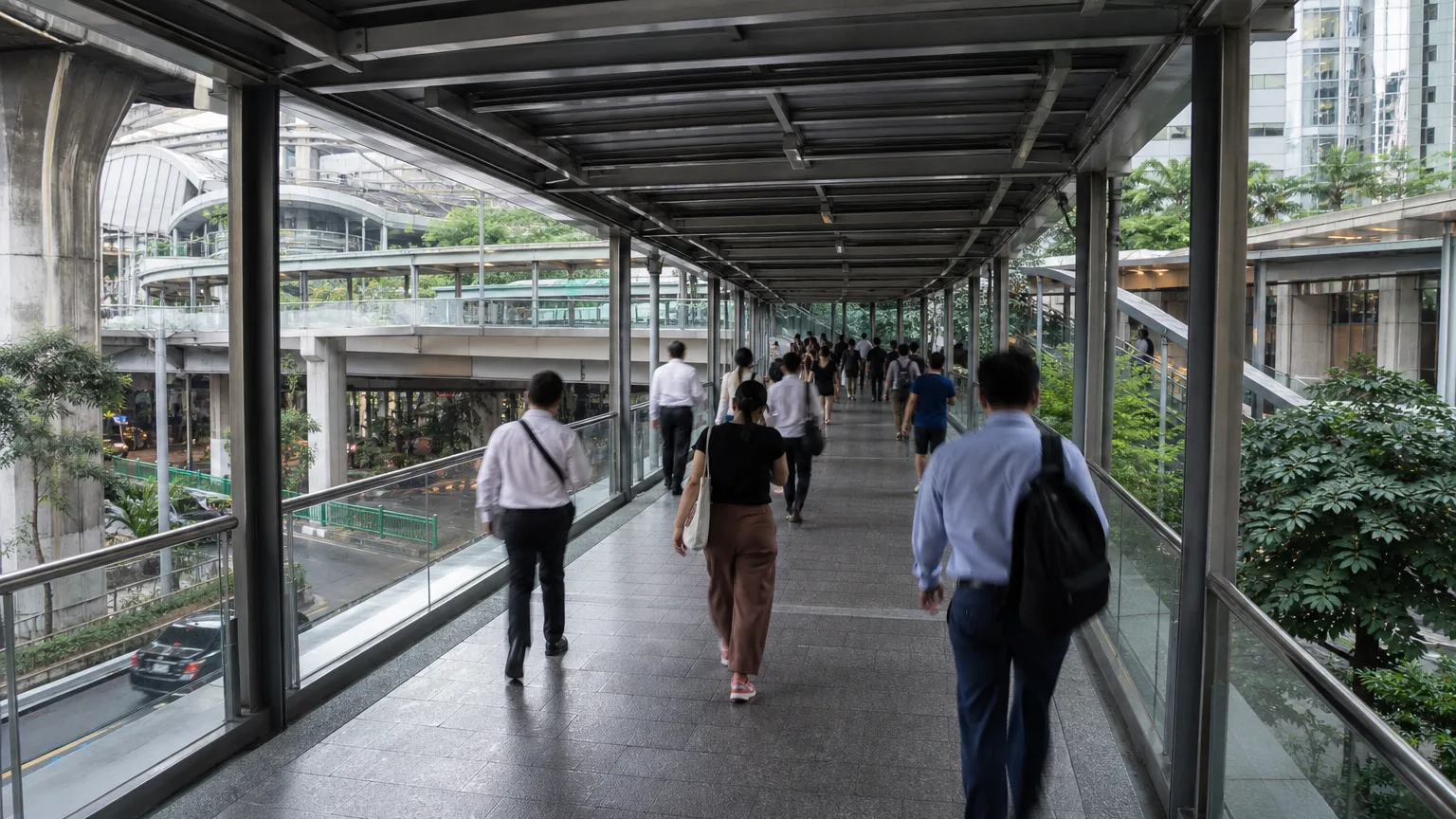 ทางเดินลอยฟ้าเชื่อมต่อจาก BTS อโศกเข้าสู่สถานี MRT สุขุมวิท เส้นทางที่คนพร้อมพงษ์ต่อ MRT ใช้จริง