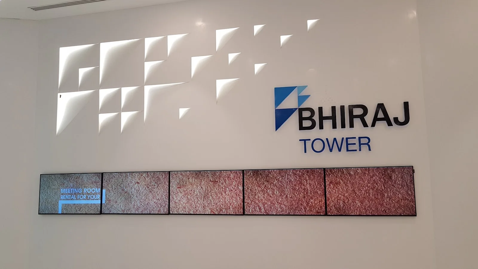 ภาพจริงของ BHIRAJ TOWER at EmQuartier (ภิรัชทาวเวอร์ แอท เอ็มควอเทียร์) ย่านพร้อมพงษ์ จาก Google Maps (รูปที่ 2)