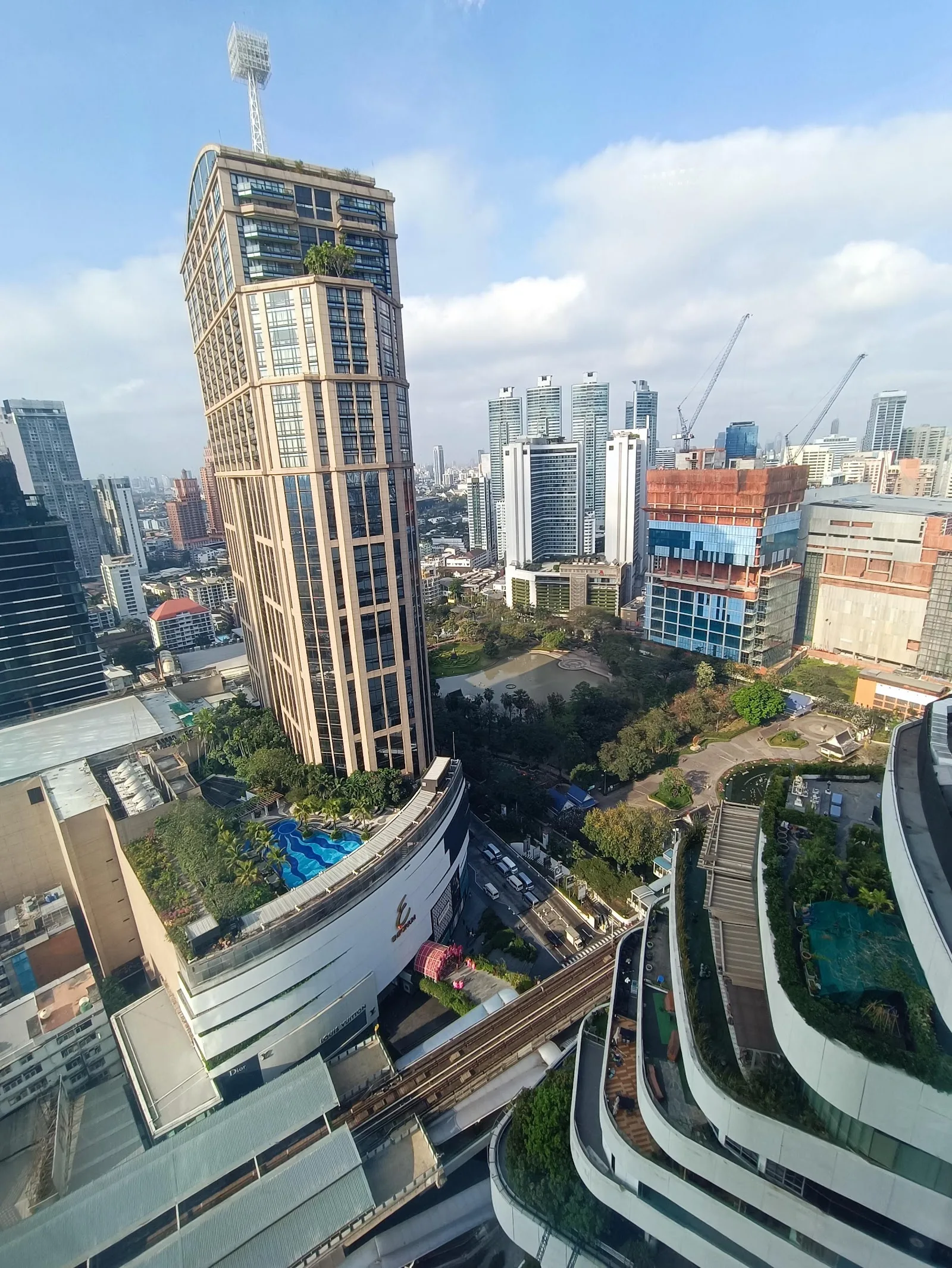 ภาพจริงของ BHIRAJ TOWER at EmQuartier (ภิรัชทาวเวอร์ แอท เอ็มควอเทียร์) ย่านพร้อมพงษ์ จาก Google Maps (รูปที่ 5)