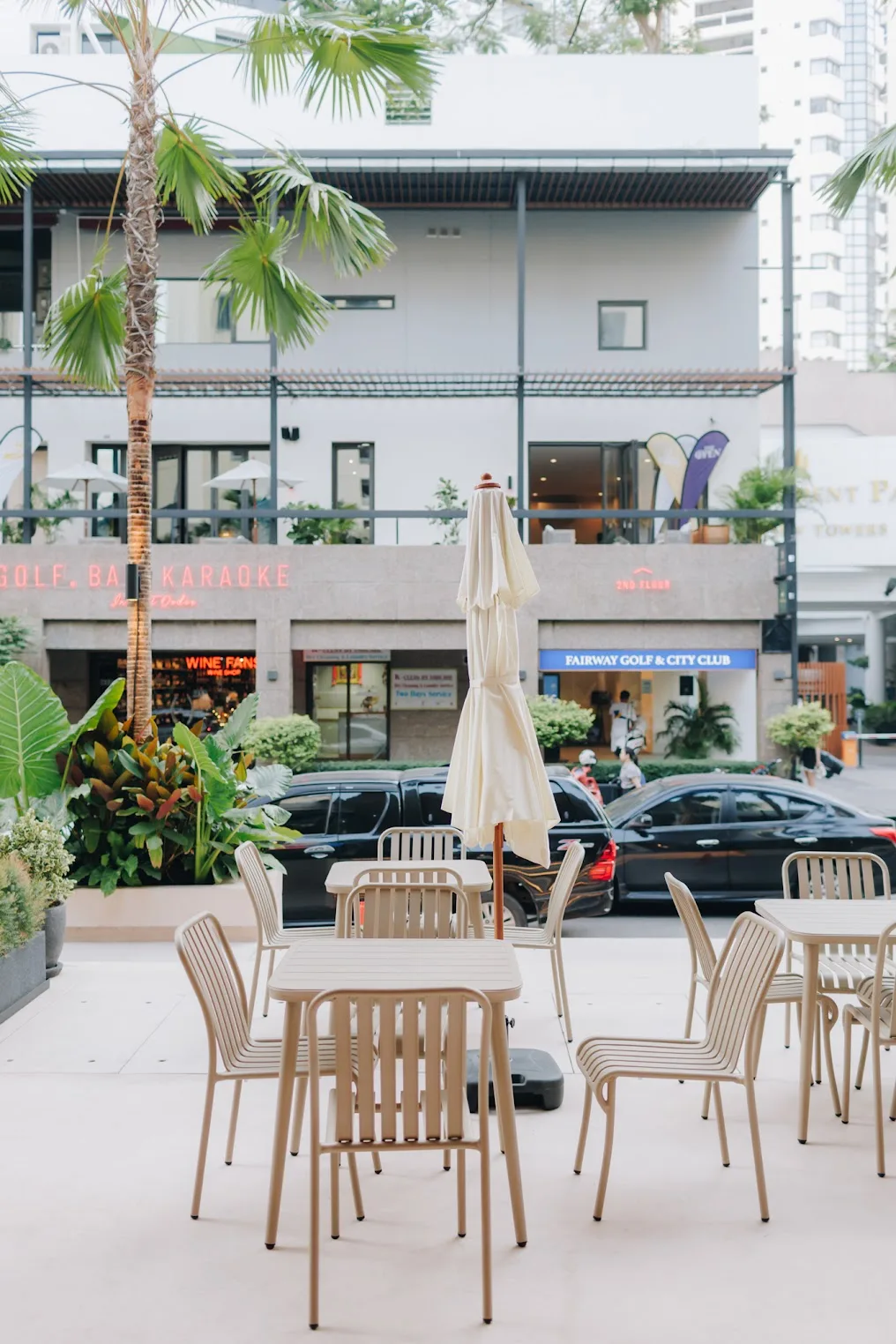 ร้านอาหาร ซอย 24 สุขุมวิทยามค่ำคืน มองจากปากซอยใกล้ BTS พร้อมพงษ์