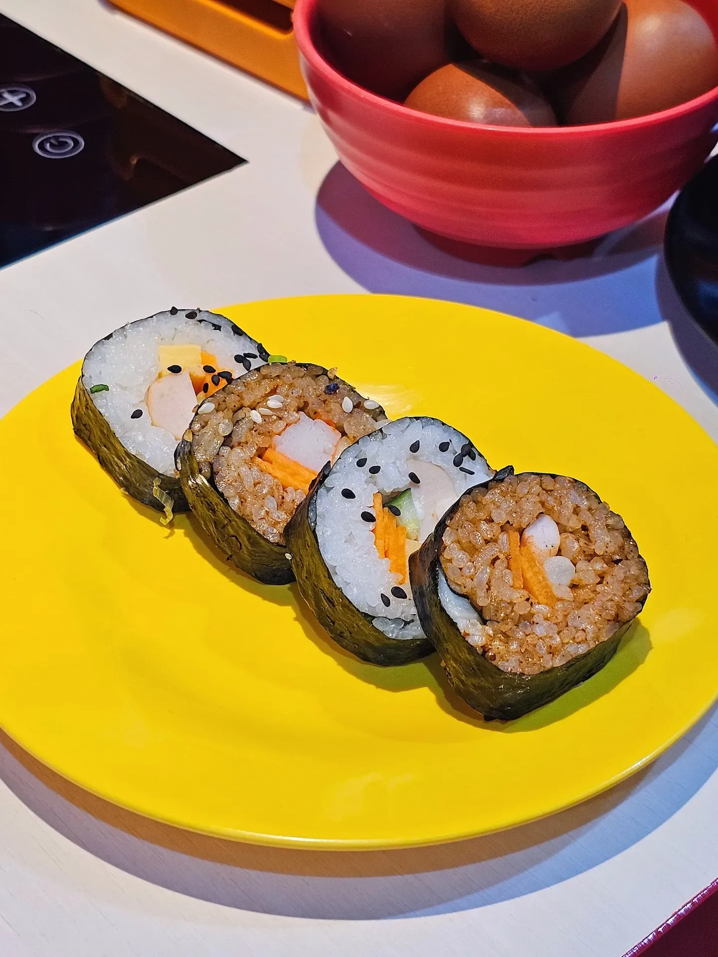 หม้อชาบูแบ่งช่องน้ำซุปที่ร้านชาบู ซอยพร้อมพงษ์ บรรยากาศโต๊ะอาหารยามค่ำคืน