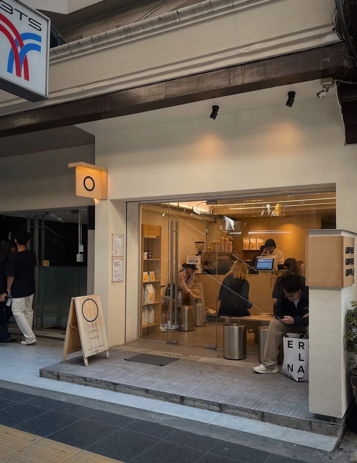Halo Koffee , Phrom Phong
