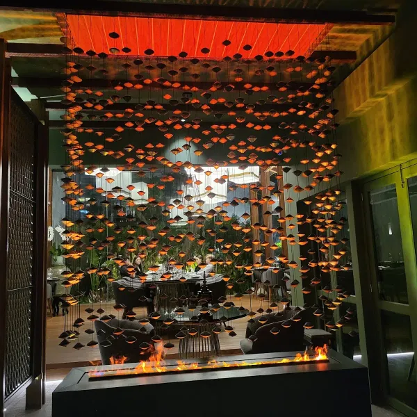 บรรยากาศร้านอาหารซอยสุขุมวิท 33 ยามเย็นที่เงียบสงบและมีกลิ่นอายศิลปะ