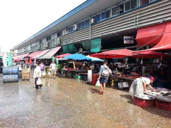 ภาพจริงของ ตลาดคลองเตย ย่านพร้อมพงษ์ จาก Google Maps