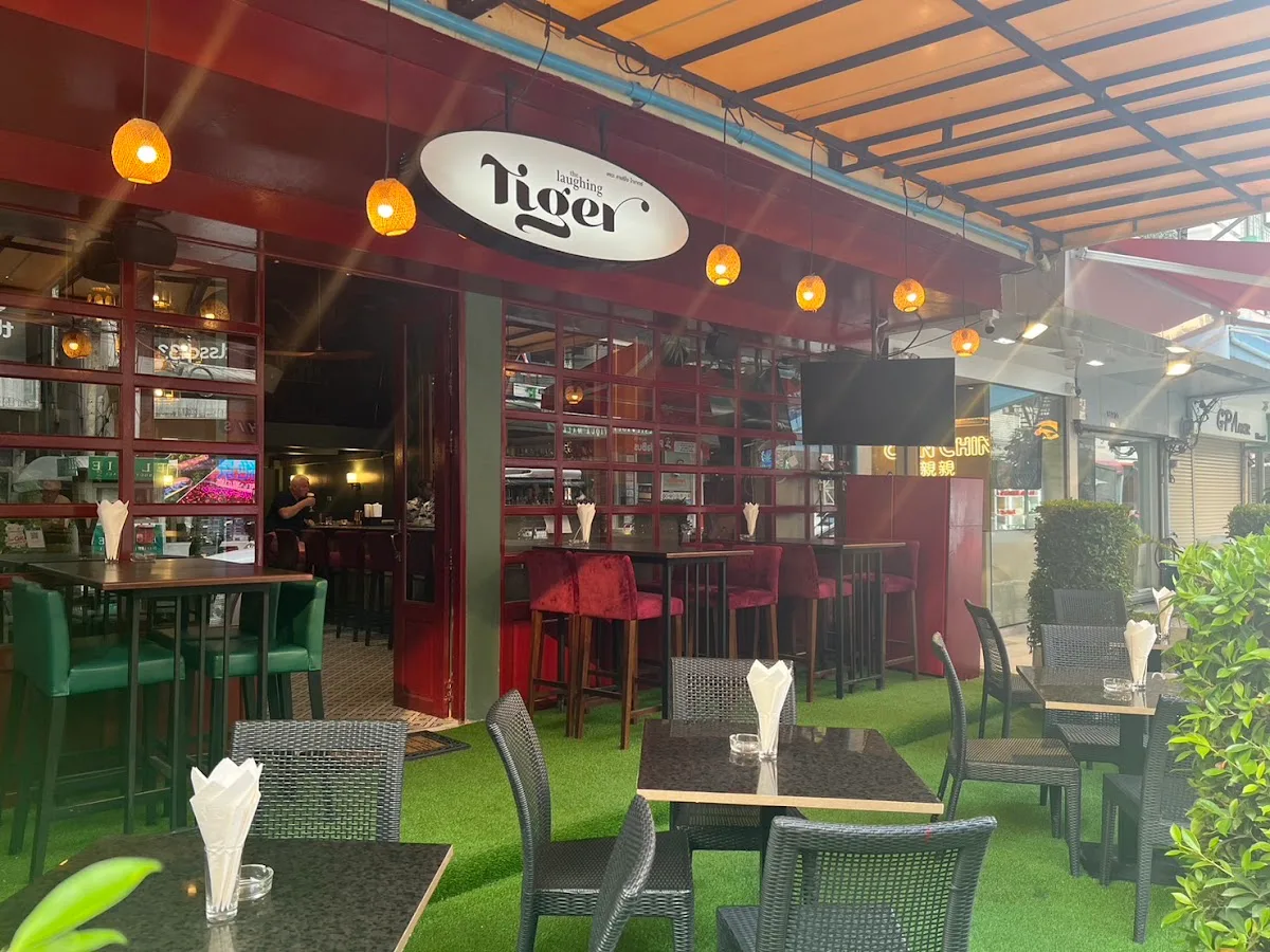 บรรยากาศร้านนั่งดื่มเงียบพร้อมพงษ์ในบาร์โรงแรม เหมาะคุยงานยามเย็น