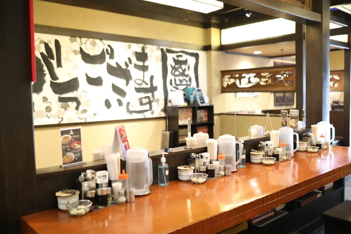 ชามราเมงทงคตสึร้อนควันฉุยที่ร้านราเมง ซอย 39 ในย่านพร้อมพงษ์
